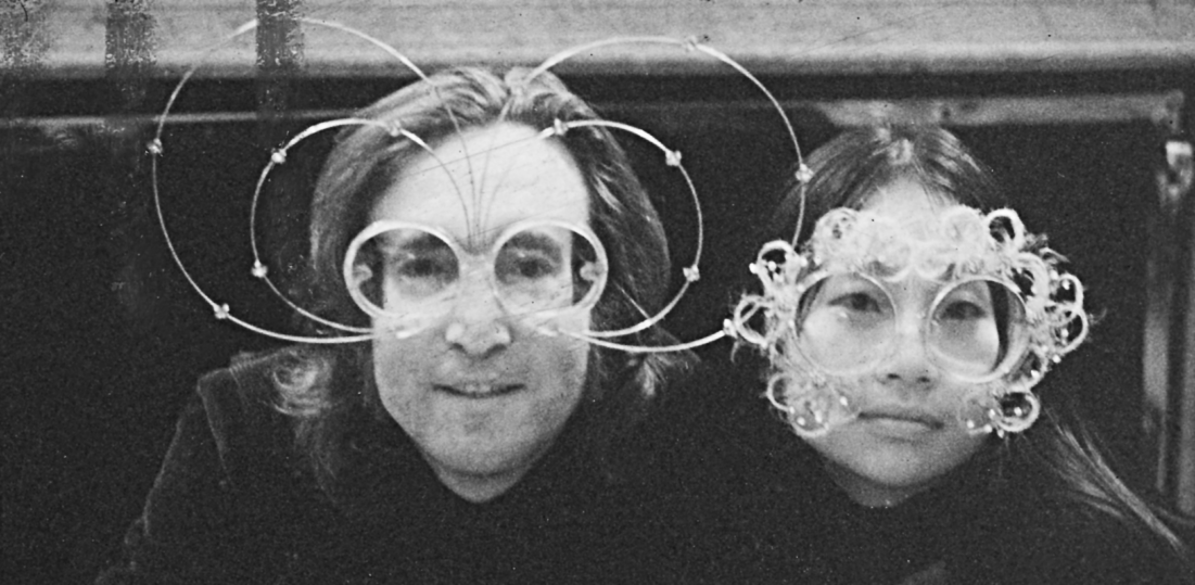 Na zdjęciu mężczyzna i kobieta, oboje w fantazyjnych okularach.