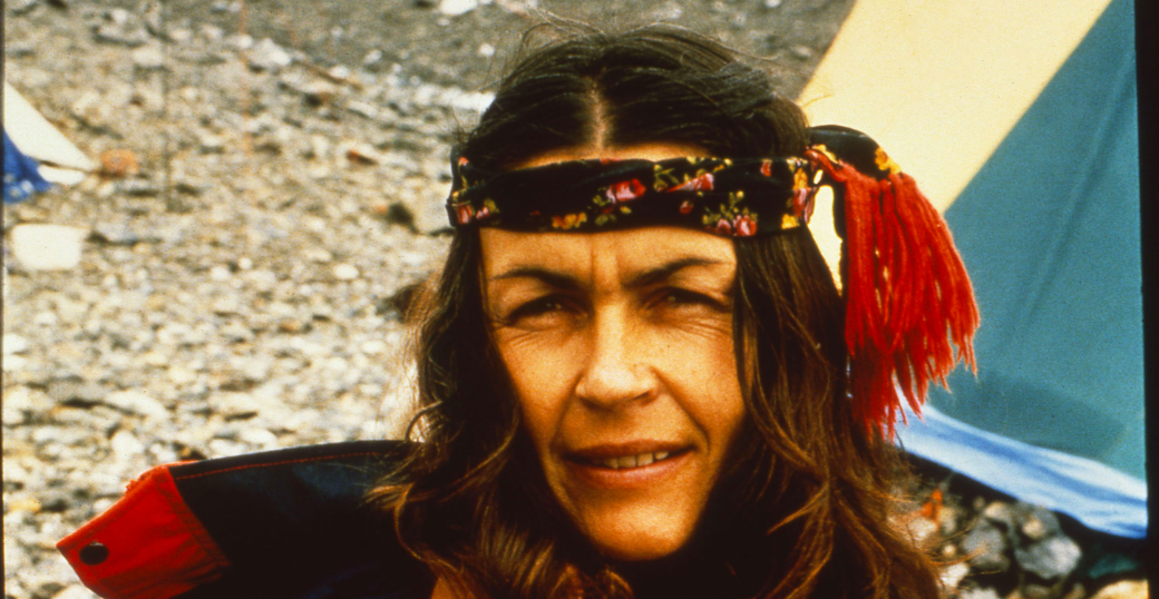 Na zdjęciu twarz kobiety z kolorową opaską na czole.