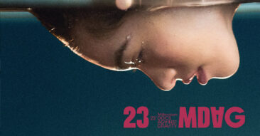 Głowa młodej kobiety zanurzona do połowy w wodzie.