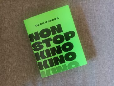 Książka z fluorescencyjnie zieloną okładką z napisem NON STOP KINO