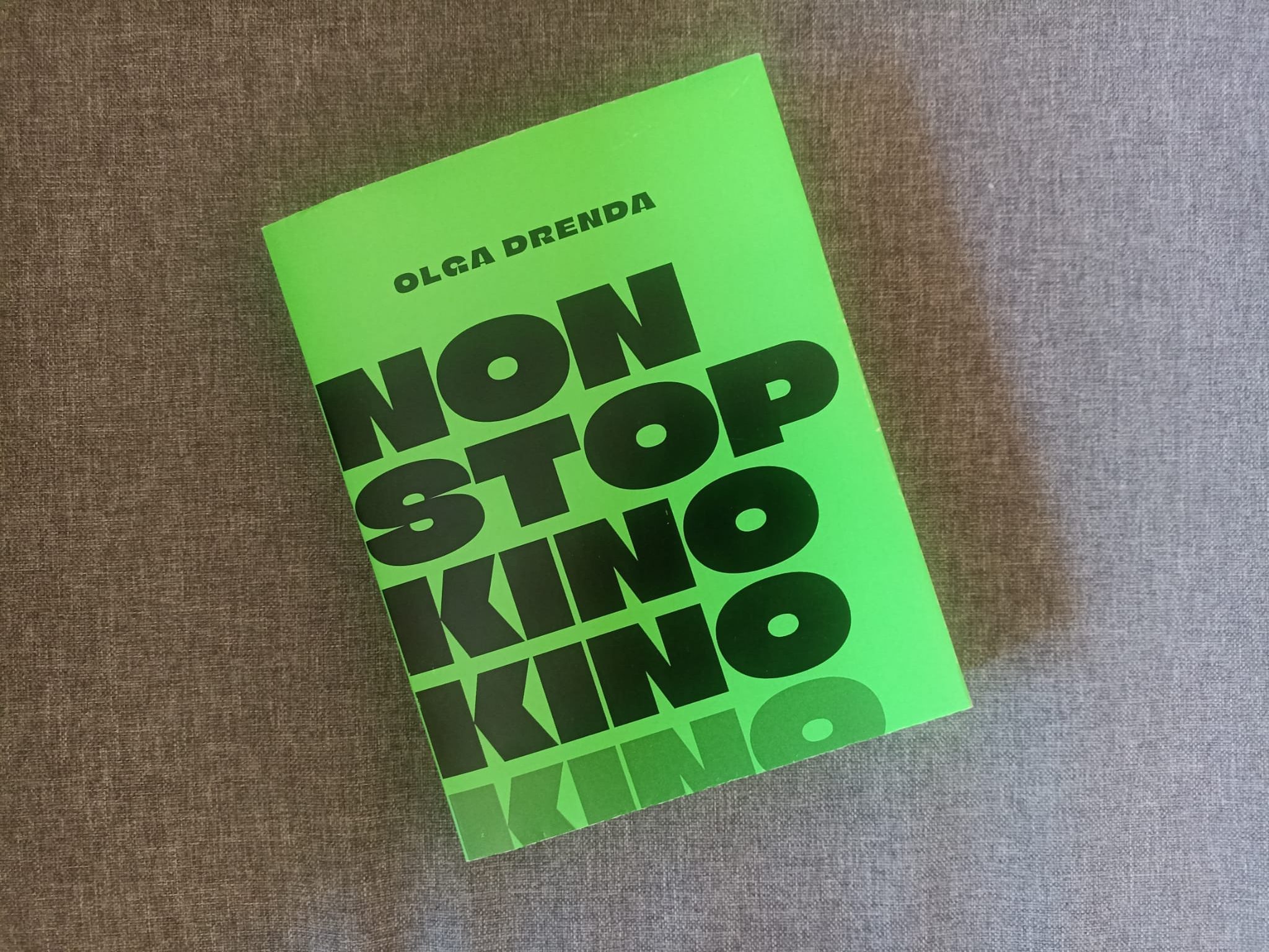 Książka z fluorescencyjnie zieloną okładką z napisem NON STOP KINO